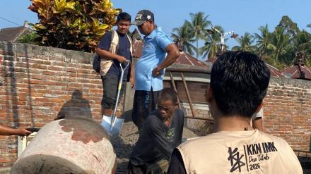 BUKAN SEKADAR BERSIH-BERSIH, PEMERINTAH DESA DAN MAHASISWA KKN IMK RAWAT LINGKUNGAN 